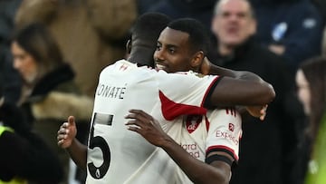 Liverpool's Swedish striker #09 Alexander Isak (R) celebrates with Liverpool's French defender #05 Ibrahima Konate (L) after scoring the opening goal of the English Premier League football match between West Ham United and Liverpool at the London Stadium, in London on November 30, 2025. (Photo by Ben STANSALL / AFP) / RESTRICTED TO EDITORIAL USE. No use with unauthorized audio, video, data, fixture lists, club/league logos or 'live' services. Online in-match use limited to 120 images. An additional 40 images may be used in extra time. No video emulation. Social media in-match use limited to 120 images. An additional 40 images may be used in extra time. No use in betting publications, games or single club/league/player publications. /