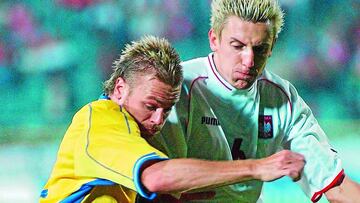 Sweden&#039;s Mikael Nilssen, left, fights for the ball with Poland&#039;s player Jacek Bak during the Euro 2004 group 4 qualifier between Sweden and Poland  in Chorzow, Poland, Wednesday, Sept.10, 2003.  (AP Photo/Czarek Sokolowski)