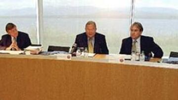 El secretario general de la UEFA Gerhard Aigner, el presidente Lennart Johansson y el portavoz Michael Lee esta mañana en Nyon, donde han decidido modificar la Liga de Campeones para el 2003-04.