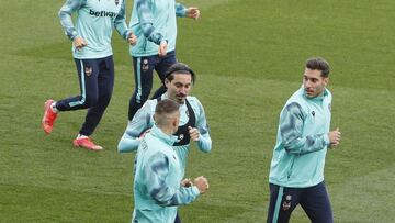 01/04/21
 ENTRENAMIENTO DEL LEVANTE UD - DANI GOMEZ - BARDHI - ROCHINA - CAMPA&Atilde;A
 
 
 
  
 
 
 