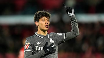 GIRONA, 07/12/2024.- El centrocampista turco del Real Madrid Arda Guler celebra su gol, segundo del equipo blanco, durante el partido de la jornada 19 de LaLiga que Girona FC y Real Madrid disputan este sábado en el estadio Montilivi, en Girona. EFE/Siu Wu