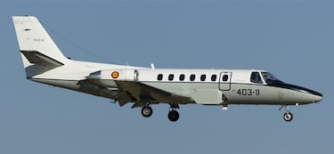 Es un avión de transporte ligero utilizado por el Ejército del Aire español para misiones aerofotografía, transporte de personal y aerovacuación. España opera un total de tres unidades de este modelo, que se caracterizan por su eficiencia y capacidad para operar en aeropuertos de menor tamaño. Su diseño permite realizar vuelos rápidos y cómodos, adaptándose a diversas necesidades operativas.