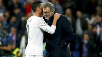 Cristiano Ronaldo y Laurent Blanc, en el c&eacute;sped del Bernab&eacute;u.