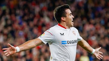 El defensa argentino del Sevilla Marcos Acuña celebra el gol marcado al Getafe durante el partido de la jornada 16 de LaLiga que el equipo andaluz disputa ante el Getafe este domingo en el estadio Sánchez Pizjuán.