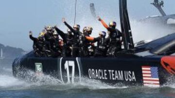 El equipo Oracle de Estados Unidos saluda al público tras cruzar la meta hoy, lunes 23 de septiembre de 2013, durante la carrera 16 contra el equipo Emirates de Nueva Zelanda en la final de la Copa América de Vela en San Francisco (Estados Unidos).