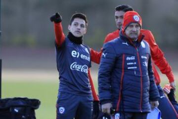 La Selección llegó a Londres después de esperar mucho en el aeropuerto e inmediatamente se trasladó al centro de entrenamientos del Arsenal. Alexis Sánchez fue el guía.