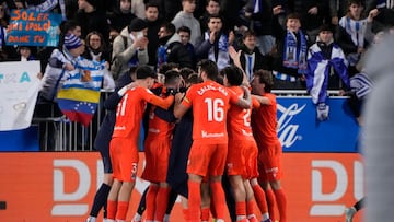 Los jugadores de la Real Sociedad celebran la victoria del equipo guipuzcoano a la finalización del partido de los cuartos de final de la Copa del Rey que Deportivo Alavés y Real Sociedad disputaron en el estadio de Mendizorroza. EFE/Adrián Ruiz Hierro