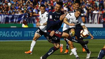 El jugador de Colo Colo Gabriel Costa, disputa el bal&oacute;n con Rodrigo Echeverria.