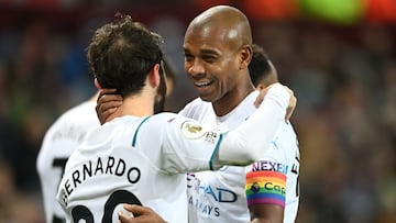 Fernandinho y Bernardo celebran un gol del City ante el Aston Villa.