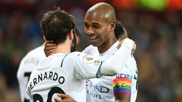 Fernandinho y Bernardo celebran un gol del City ante el Aston Villa.