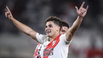 BUENOS AIRES, ARGENTINA - NOVEMBER 07:  Julian Alvarez of River Plate celebrates after scoring the fourth goal of his team during a match between River Plate and Patronato as part of Torneo Liga Profesional 2021 at Estadio Monumental Antonio Vespucio Liberti on November 7, 2021 in Buenos Aires, Argentina. (Photo by Marcelo Endelli/Getty Images)