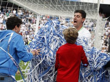 Courtois durante un momento de la celebración en el Bernabéu. 