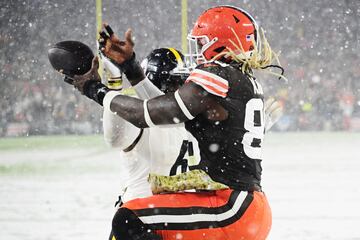 Patrick Queen de los Pittsburgh Steelers trata de interceptar el bal¨®n que va enviado a David Njoku de los Cleveland Browns.