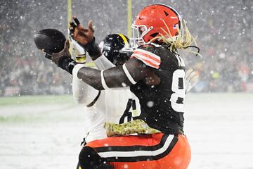 Patrick Queen de los Pittsburgh Steelers trata de interceptar el balón que va enviado a David Njoku de los Cleveland Browns.