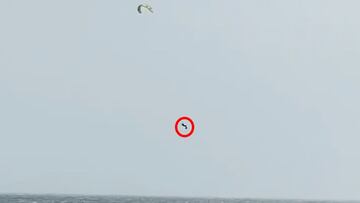 El kitesurfista alicantino Carlos Aldaravi volando sobre las aguas de la playa de Valdevaqueros (Tarifa, Cádiz, España) con su cometa.