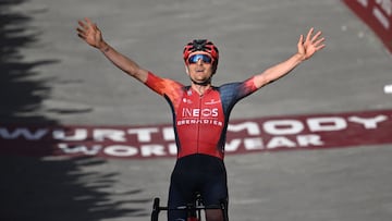 Tom Pidcock celebra su victoria en la Strade Bianche 2023.