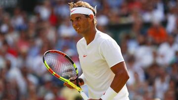 Rafael Nadal reacciona durante su partido ante Dudi Sela en primera ronda de Wimbledon.