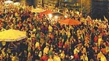 <b>NOCHE DE CELEBRACIÓN</B>. Portugal entera, banderas al aire, se echó a la calle para celebrar el triunfo de su selección frente a Holanda. Fue una noche de fiesta por todo lo alto para un país que ya sueña con ganar la Eurocopa 2004.