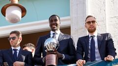 Los jugador del Real Madrid Baloncesto, el francés Fabien Causeur, el senegalés Ismaila Diagne y Sergio Rodríguez, durante el homenaje al equipo madrileño, campeones de la Liga Endesa, este jueves, en la Real Casa de Correos de Madrid.