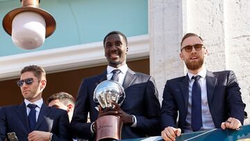 Los jugador del Real Madrid Baloncesto, el francés Fabien Causeur, el senegalés Ismaila Diagne y Sergio Rodríguez, durante el homenaje al equipo madrileño, campeones de la Liga Endesa, este jueves, en la Real Casa de Correos de Madrid.