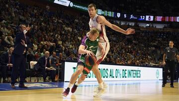 Salin, del Unicaja, frente a Fran V&aacute;zquez, del Tecnyconta Zaragoza.