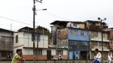 <b>FÚTBOL CALLEJERO. </b>los niños de la comuna San José se divierten jugando al fútbol en medio de su pobre entorno. Es la mejor forma de evitar los problemas que les rodean: drogadicción, prostitución infantil, violencia...