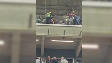 Al finalizar el partido hubo enfrentamientos entre la afición del club argentino y la seguridad del estadio.