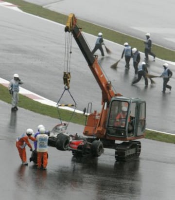 El tercero ocurrió en 2007, durante el Gran Premio de Japón.  Llovía mucho en el circuito de Monte Fuji y Alonso perdió el control de la parte de atrás de su McLaren Mercedes y no pudo evitar chocar contra el muro en un año complicado para el asturiano.mundial en su única temporada en McLaren. Alonso perdió el monoplaza de atrás, y acabó golpeando el muro del circuito.