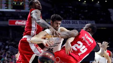 GRAF2087. MADRID, 23/12/2018.- El alero del Real Madrid Santiago Yusta (c) y los jugadores del UCAM Murcia Ovie Soko y Kevin Tumba durante el partido de la decimotercera jornada de Liga que disputan en el Wizink Center de Madrid. EFE/ JuanJo Martin