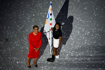 La alcaldesa de Los Ángeles, Karen Bass, y Simone Biles en la clausura de París. 