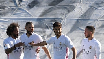 Real Madrid&#039;s French forward Karim Benzema (2ndL) celebrates with (from L) Real Madrid&#039;s Brazilian defender Marcelo, Real Madrid&#039;s Spanish midfielder Marco Asensio and Real Madrid&#039;s Belgian forward Eden Hazard after scoring his team&#0