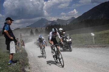 Froome sufrió una avería en el tramo de tierra de Glieres.