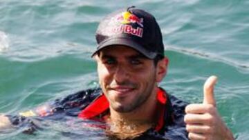 <b>FESTEJO EN EL MAR. </b>Alguersuari sumó otros cuatro puntos y se tiró al agua por una apuesta.