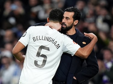 Abrazo entre Jude Bellingham y Álvaro Arbeloa.