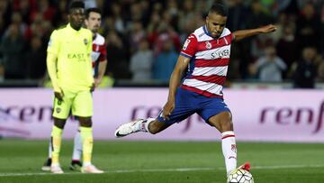 El Arabi tirando un penalty.
