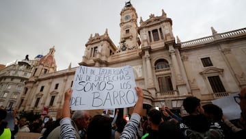 A person holds a placard that reads "Neither left-wing nor right-wing, we are the ones in the mud", as civil groups and unions protest against the management of the emergency response to the deadly floods in eastern Spain, in Valencia, Spain, November 9, 2024. REUTERS/Eva Manez