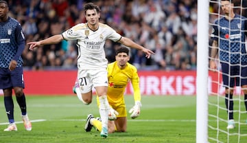 1-0. Brahim Díaz celebra el primer gol que anota en el minuto 27 de partido.