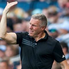 DT de Sporting KC se metió al campo para calmar a su afición