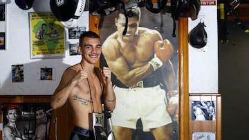 Jon Fernández posa ante un poster de Muhammad Ali en el el gimnasio en el que entrena en Madrid.