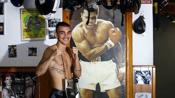 Jon Fern&aacute;ndez posa ante un poster de Muhammad Ali en el el gimnasio en el que entrena en Madrid.