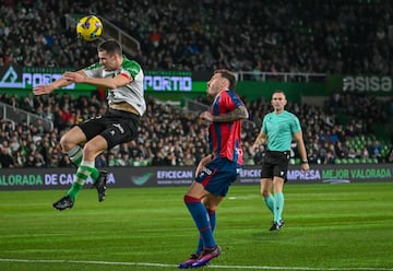 José Alberto volverá a confiar en Mantilla, esta vez como lateral derecho.