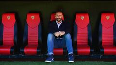 El todav&iacute;a director deporrtivo del Sevilla, Monchi, en el banquillo del S&aacute;nchez Pizju&aacute;n. 