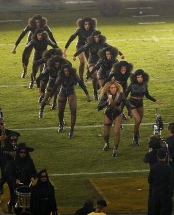 Beyoncé durante su actuación en el descanso de la Super Bowl 50.