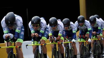 El equipo Wanty-Gobert, durante la crono por equipos del Tour de Francia 2019 en Bruselas.