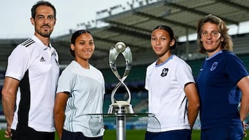 Los seleccionadores, Kenio y Provost con las capitanas, Vicky López y Mendy, antes de la final junto al trofeo.