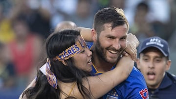 La seguidora que irrumpió durante el Campeón de Campeones para abrazar al atacante francés, no sabía quién era antes de hacer su aparición.