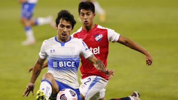 Futbol, Universidad Catolica vs Nacional.
 Copa Libertadores 2021.
 El jugador de Universidad Catolica Edson Puch, izquierda , disputa el balon con Mathias Laborda de Nacional durante el partido del grupo F de la Copa Libertadores realizado en el estadio San Carlos de Apoquindo de Santiago, Chile.
 5/4/2021
 Marcelo Hernandez/Photosport
 
 Football, Universidad Catolica vs Nacional.
 2021 Copa Libertadores Championship.
 Universidad Catolica&acirc;s player Edson Puch,  left , battles for the ball against Mathias Laborda of nacional during the group F match of the Copa Libertadores Championship held at San Carlos de Apoquindo stadium in Santiago, Chile.
 04/05/2021
 Marcelo Hernandez/Photosport