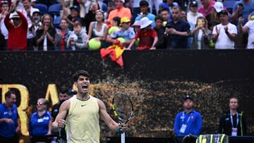 Carlos Alcaraz celebra su victoria contra Lorenzo Sonego en el Open de Australia.