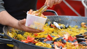 La paella que causa furor en supermercados de Australia cae en manos de un nutricionista español, revisa los ingredientes y se queda sin palabras