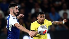 Athens (Greece), 19/08/2023.- AEK Athens player Orbelin Pineda (R) in action against Dinamo Zagreb'Äôs player Josip Sutalot (L) during the UEFA Champions League third qualifying round 2st leg soccer match between AEK Athens and Dinamo Zagreb, held at OPAP Arena in Athens, Greece, 19 August 2023. (Liga de Campeones, Grecia, Atenas) EFE/EPA/PANAGIOTIS MOSCHANDREOU
